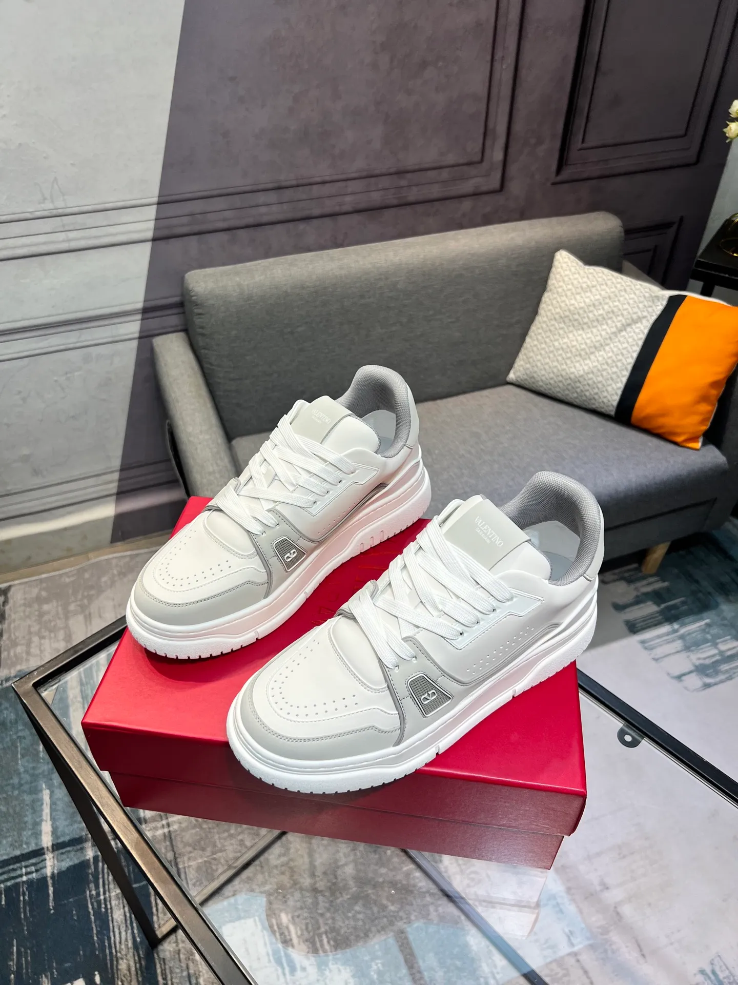 Men's Men's Shoes 💰660 Valentino 2023 early autumn new star shoes are now online! Wang Hedi and Ren Jialun have been worn by many celebrities. Who can refuse the same couple shoes as Wang Hedi! The design of Stars Stab My Heart is cool and spicy. The material of the shoes is cowhide, and every color is beautiful! Size 35-40, men’s size 39-44 (women’s 41, men’s 38, 45🉑️customized)